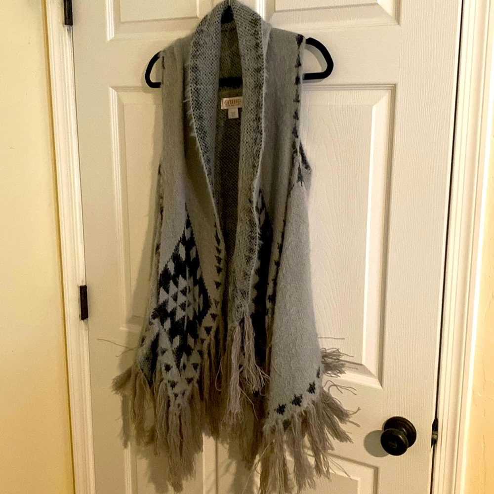 Grey & black long fringe vest with geo/southwest design, excellent condition